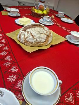 S Tradicionalnim slovenskim zajtrkom (malico) tudi na Ravenski ljudski univerzi (5)